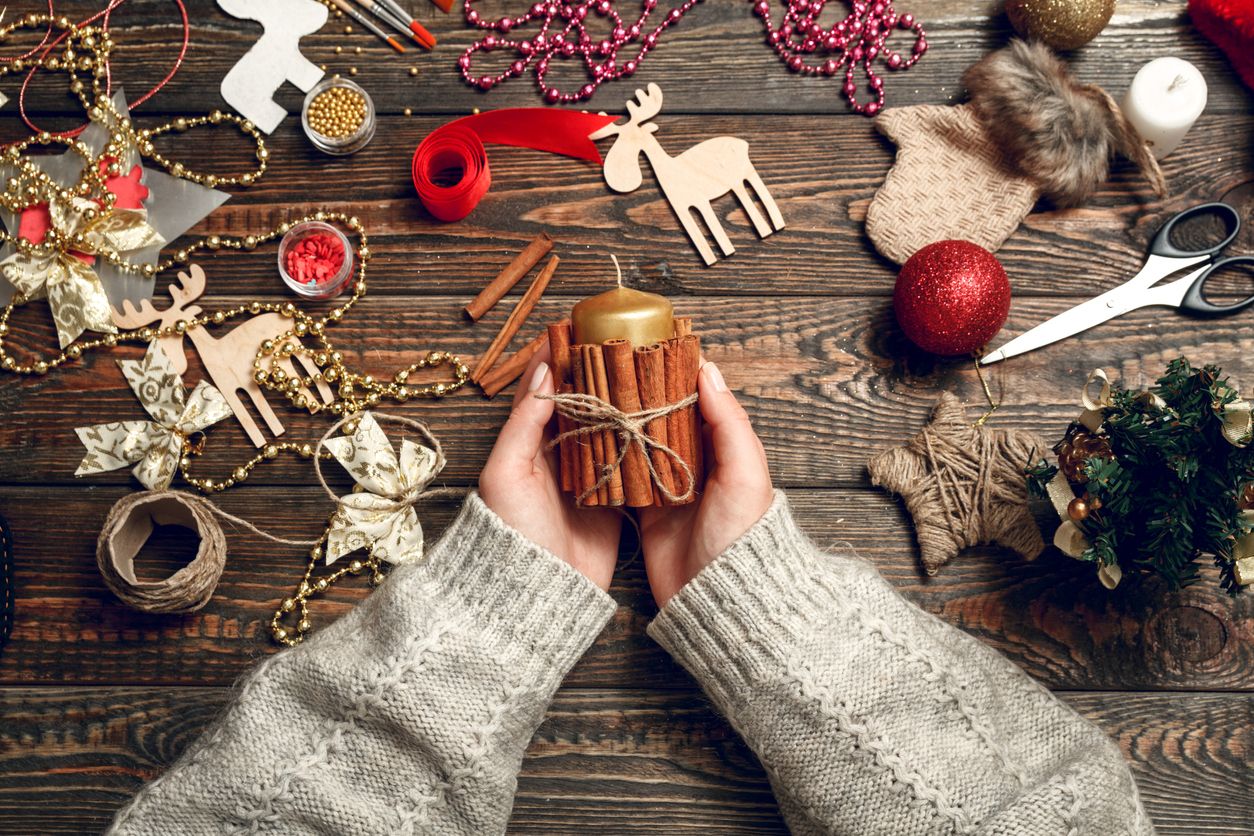 Mit Zimtstangen kannst du schlichte Kerzen weihnachtlich verzieren.