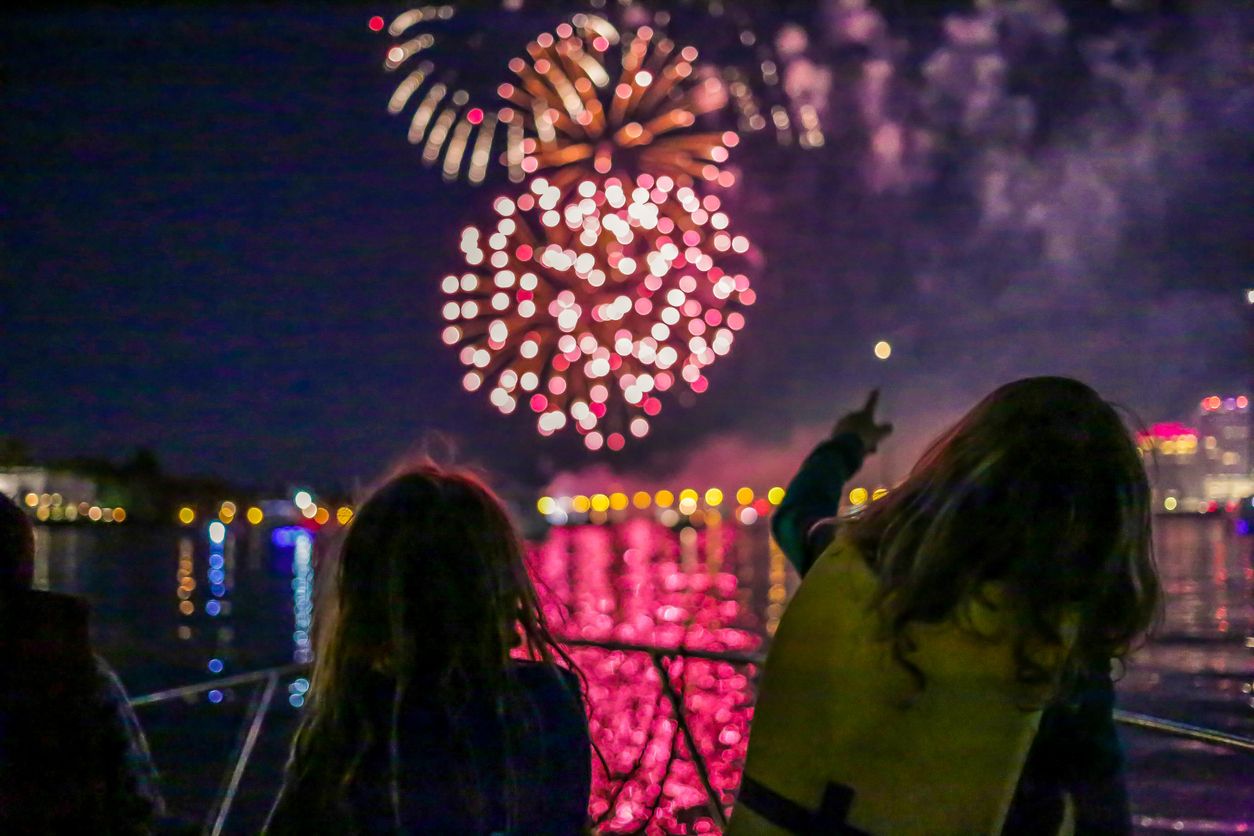 Wer seinen Kindern helfen will, an Silvester bis Mitternacht durchzuhalten, sollte die lieben Kleinen immer wieder an die frische Luft schicken.