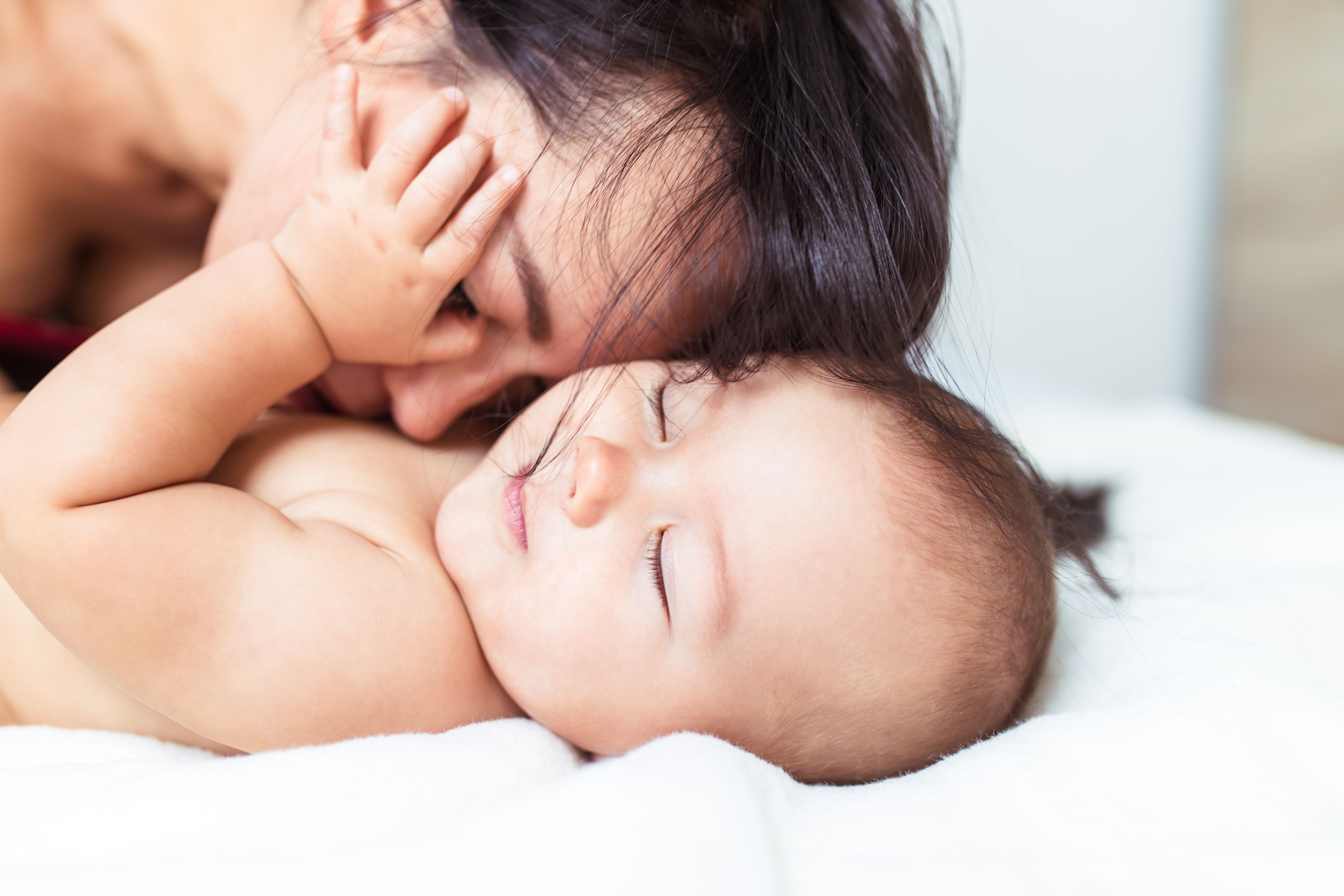 Baby ist 5 Wochen alt: Kuscheln ist wichtig