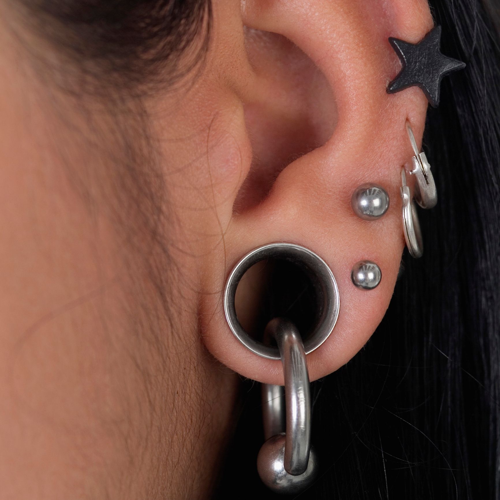 Ohrpiercings, u.a. 'Upper Lobe' und 'Rim' Ohrpiercings, u.a. 'Upper Lobe' und 'Rim'