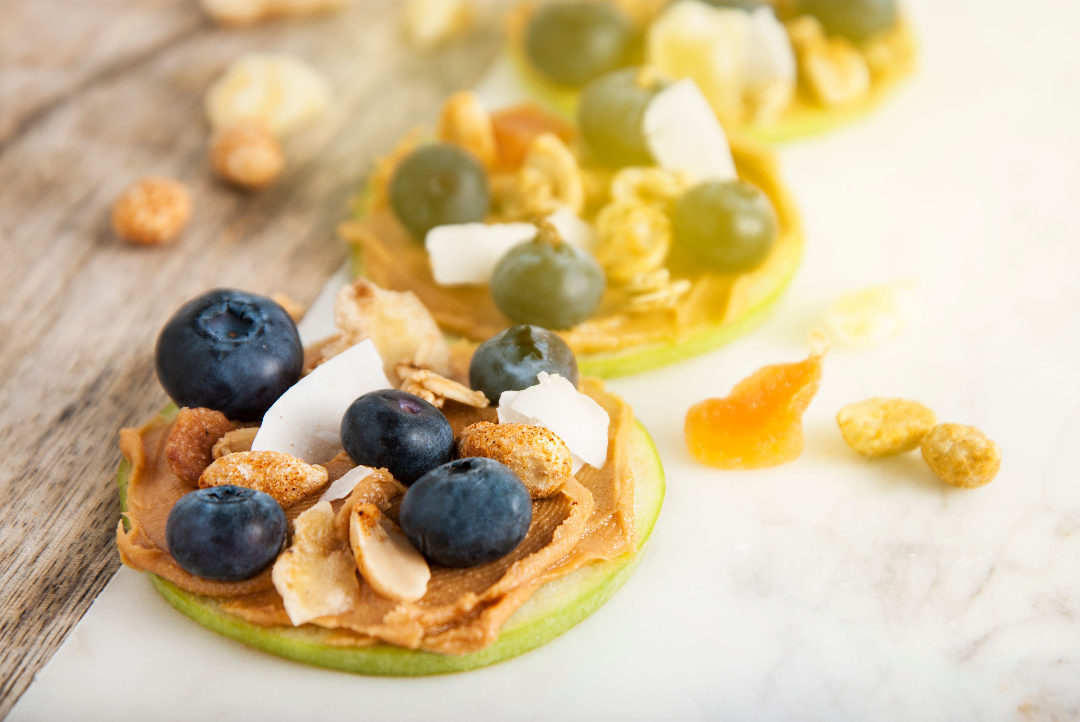 Gesunde Snacks: Apfelscheiben mit Erdnussbutter