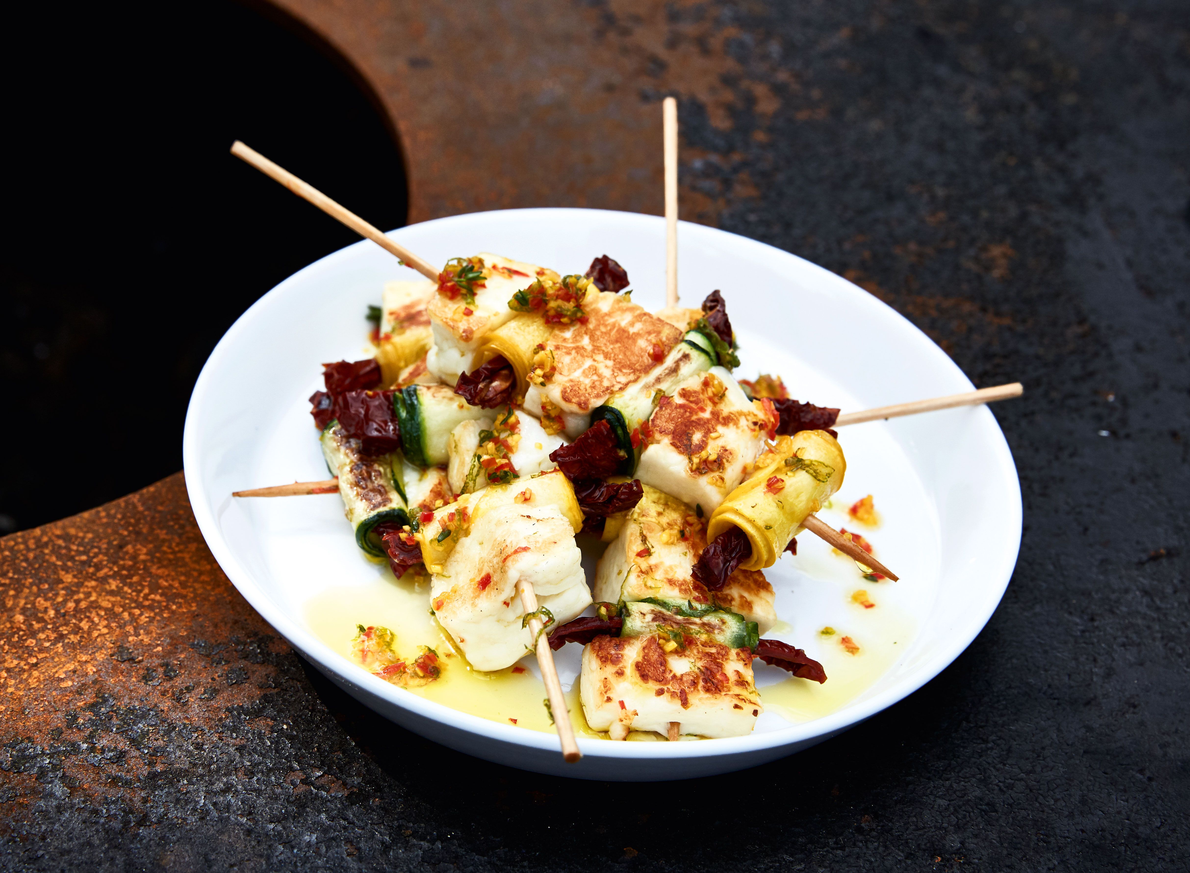 Vegetarischer Halloumi-Spieß vom Grill Vegetarischer Halloumi-Spieß vom Grill