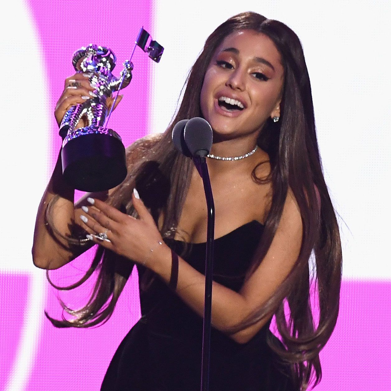 Ariana Grande gewinnt den Award als 'beste Künstlerin'