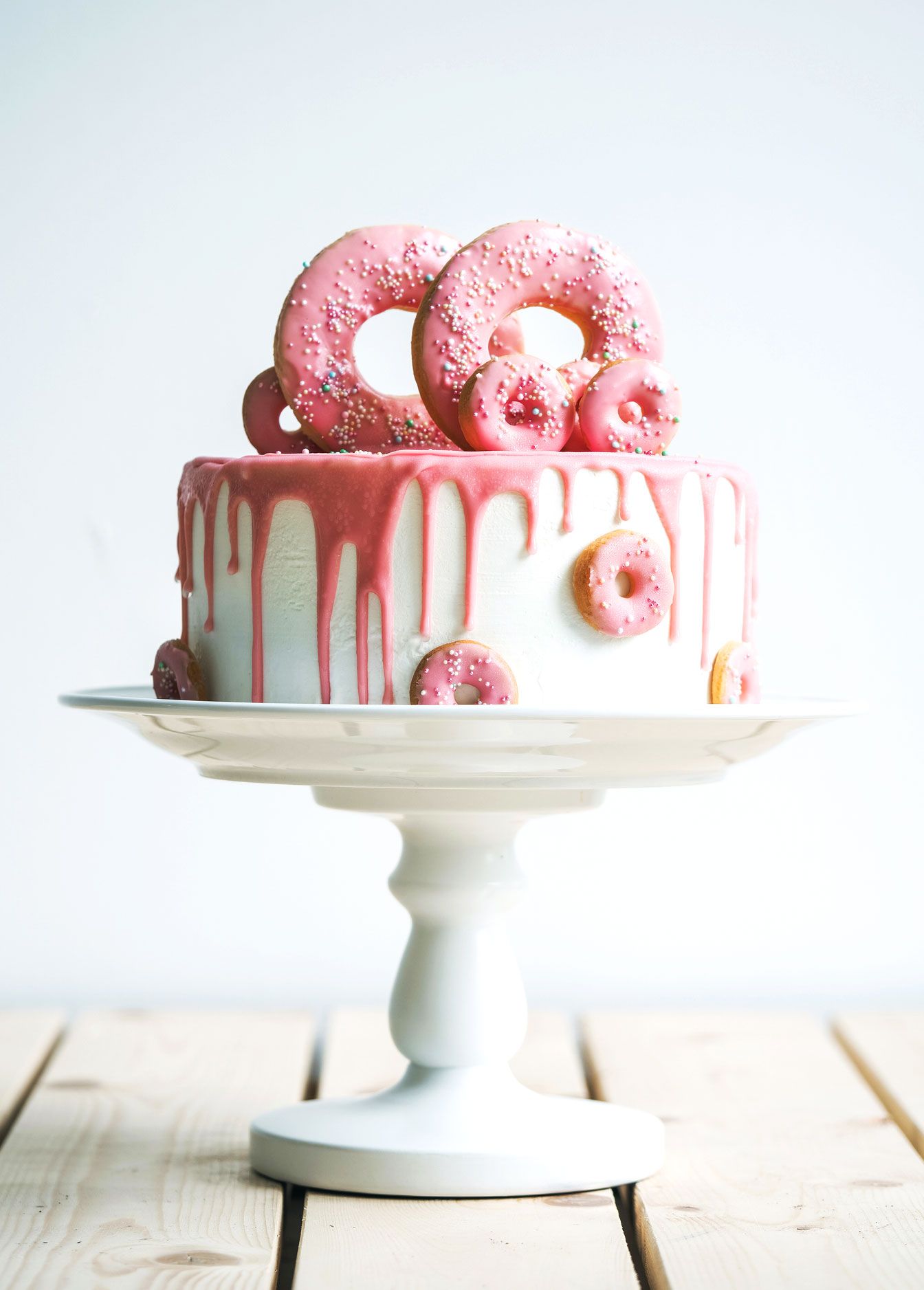Drip Cake mit Donut-Deko