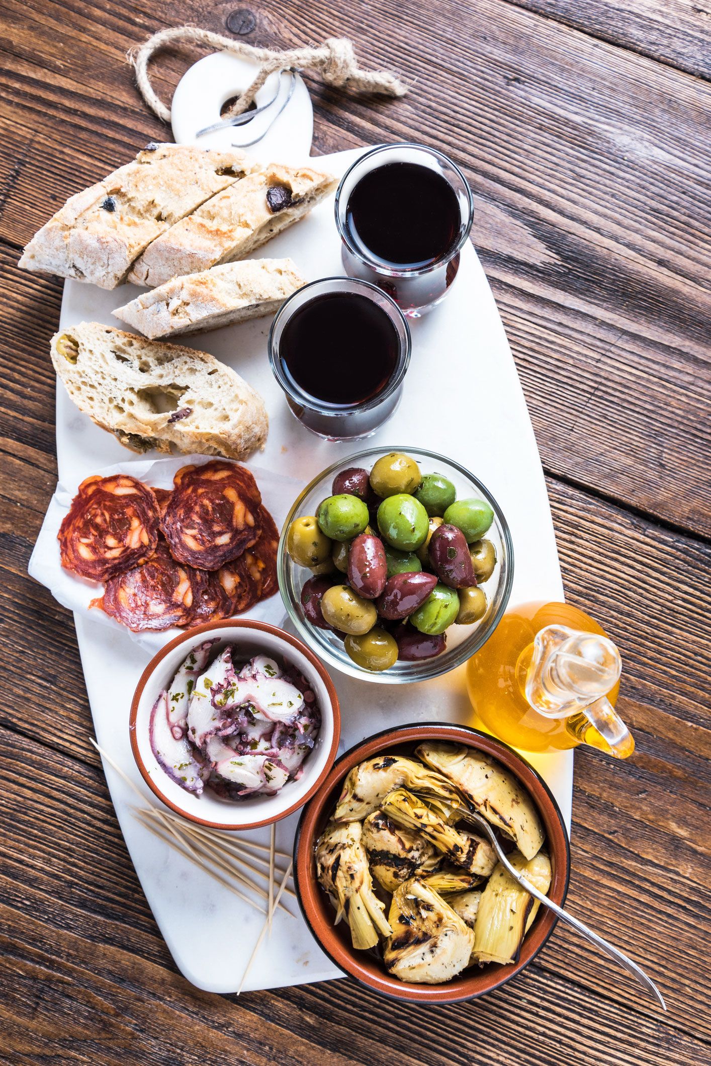Antipasti-Platte mit mehreren Schälchen Antipasti-Platte mit mehreren Schälchen