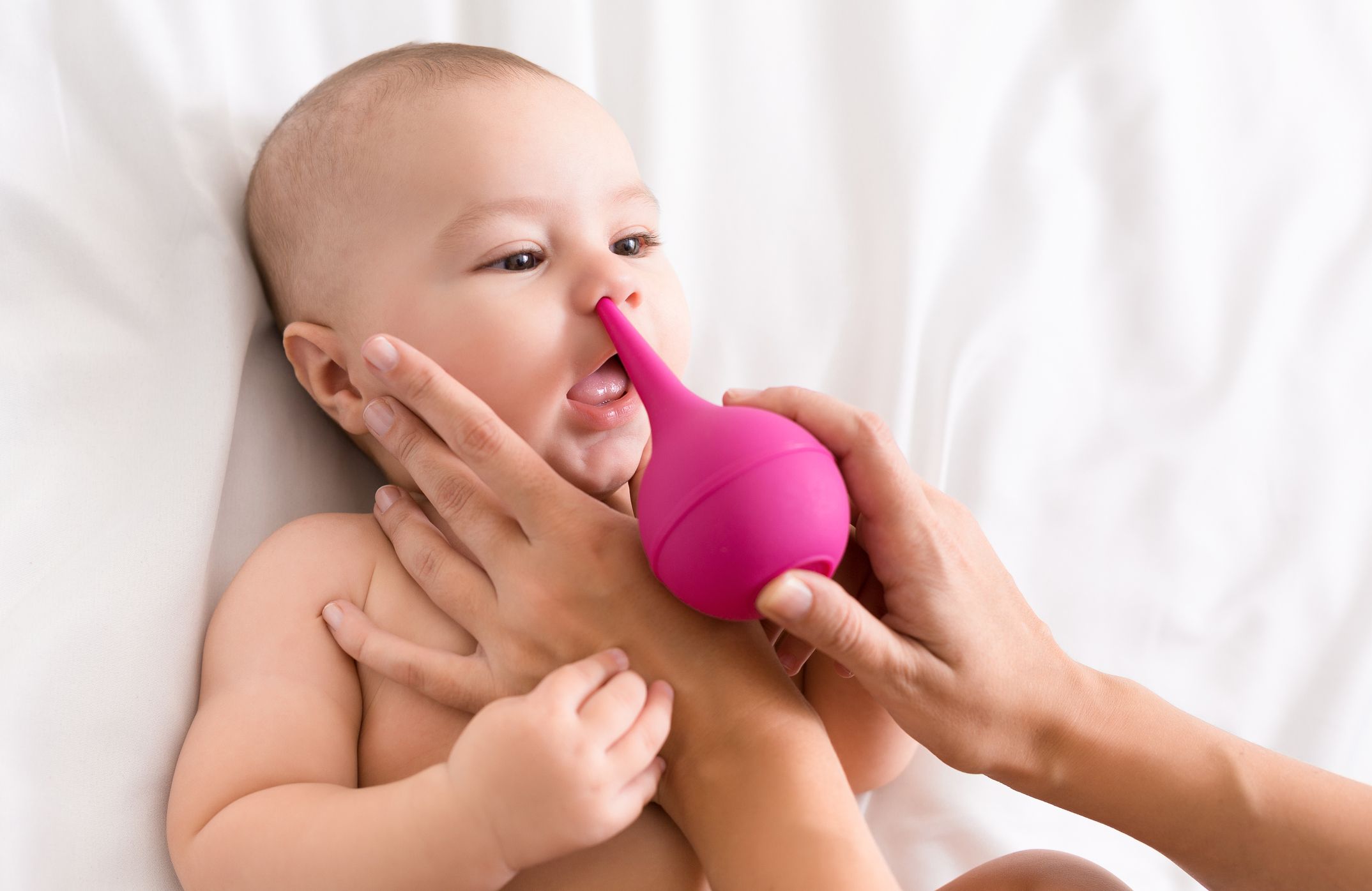 Ein Baby-Nasensauger kann helfen, die Nase von Schleim zu befreien.