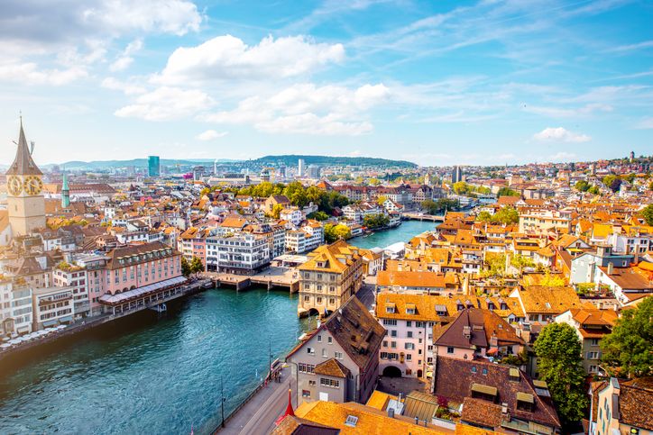 Ob zu Fuß, mit dem Fahrrad, der Tram, oder sogar mit dem Schiff – Zürich bietet einiges an Sehenswürdigkeiten.