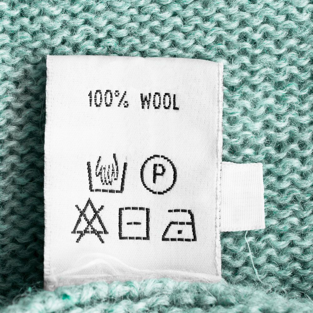 Ob ihr Wolle in der Maschine waschen könnt oder per Hand solltet ihr auf Etikett achten.