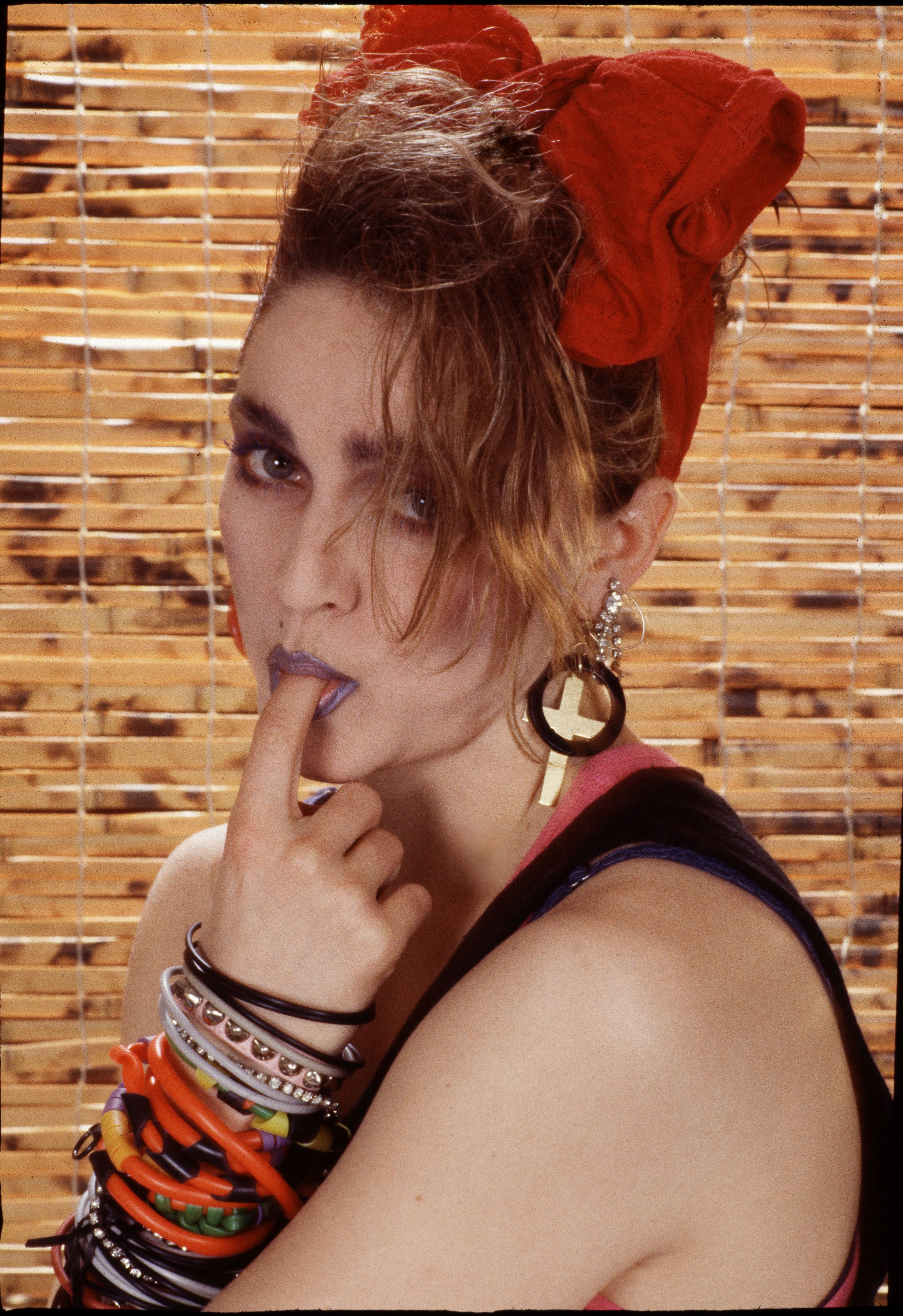 80er Mode: Madonna mit Schmuck overall