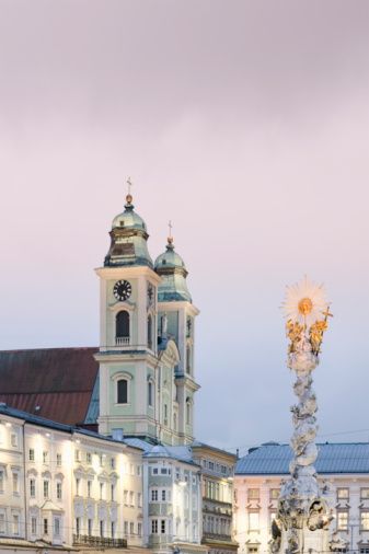 Auf dem Weg von Salzburg nach Wien sollte man Linz einen Besuch abstatten.