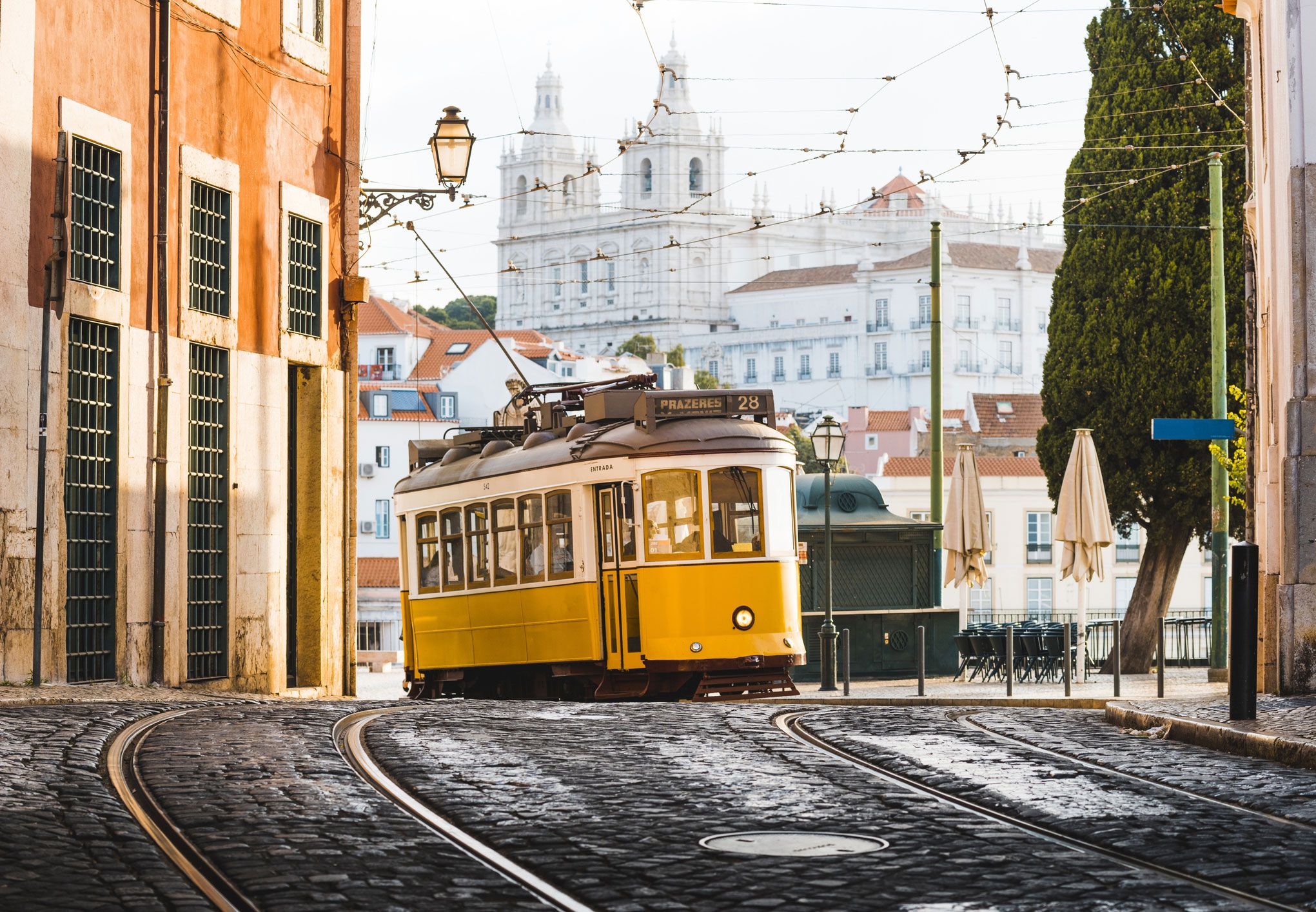 Lissabon-Tipp: An der Endhaltestelle in die Tram 28 einsteigen