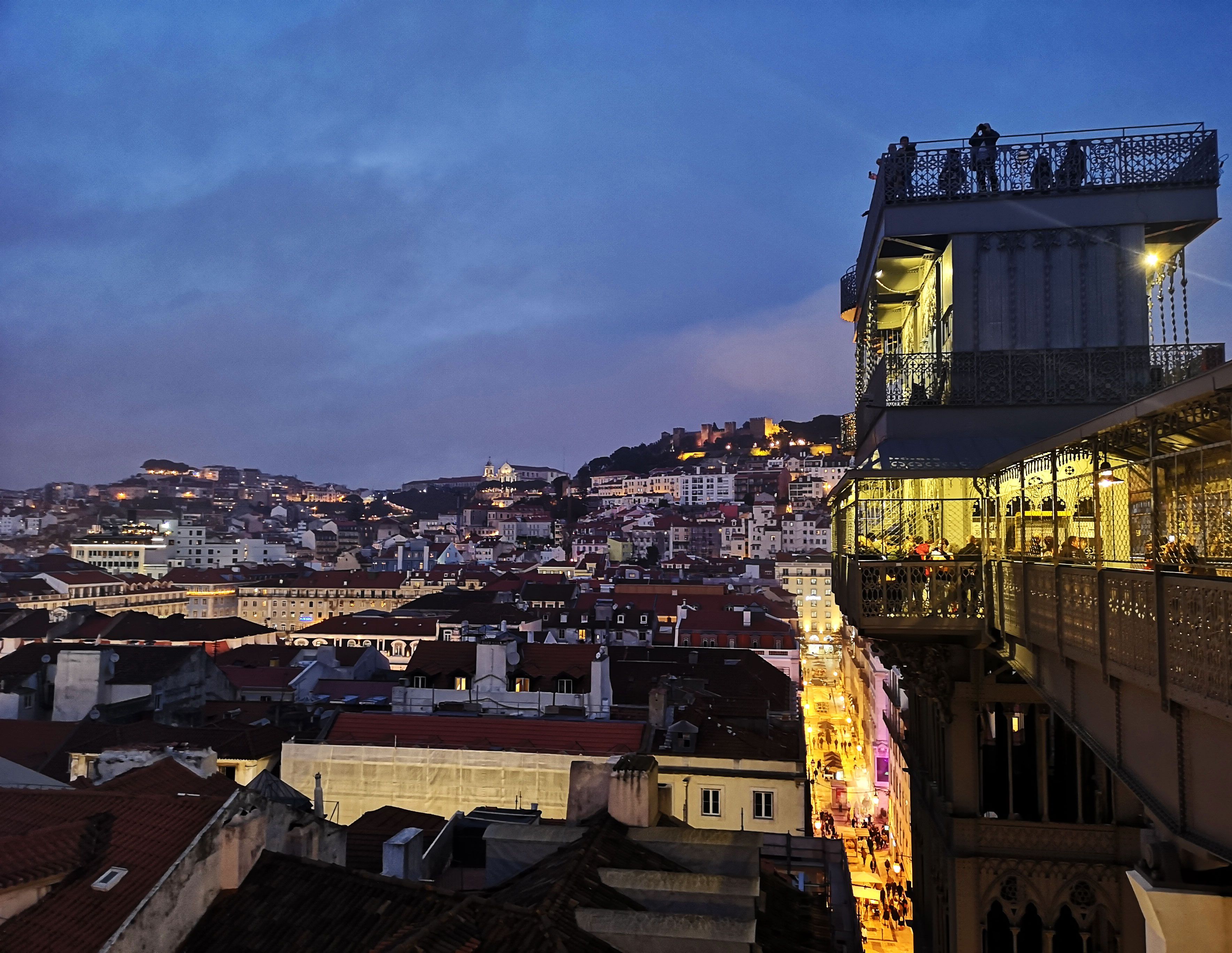 Lissabon-Tipp: Die Aussichtsplattform des Elevador de Santa Justa besteigen