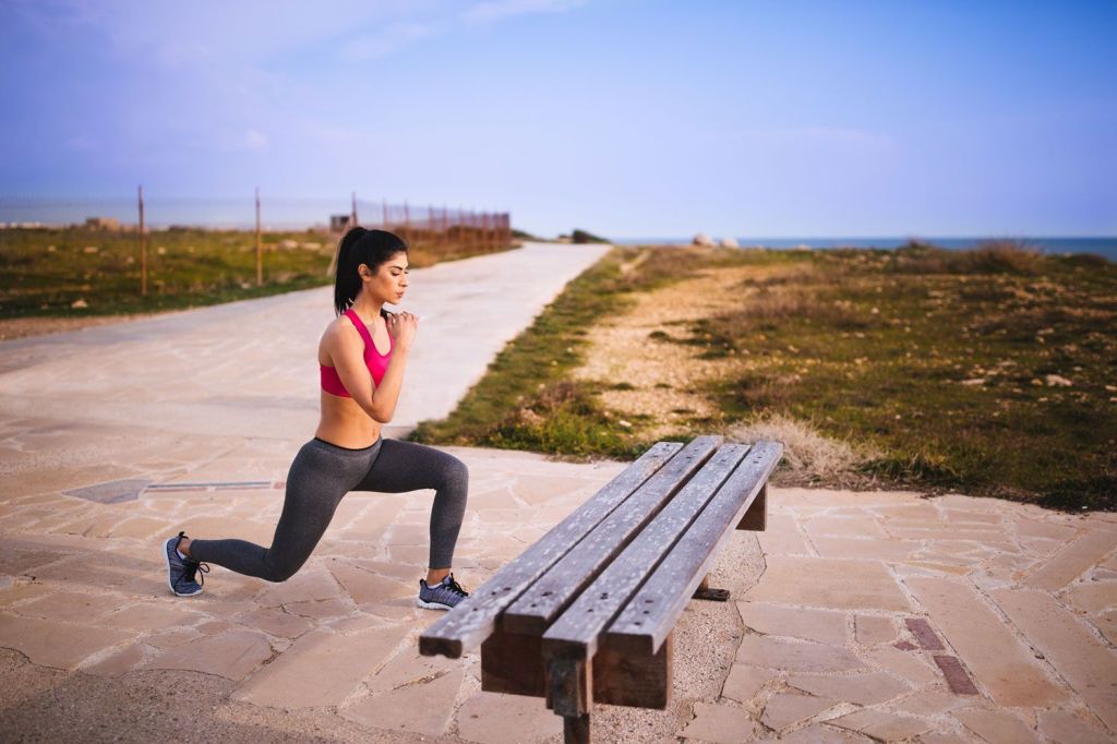 Athletische Frau macht Lunges