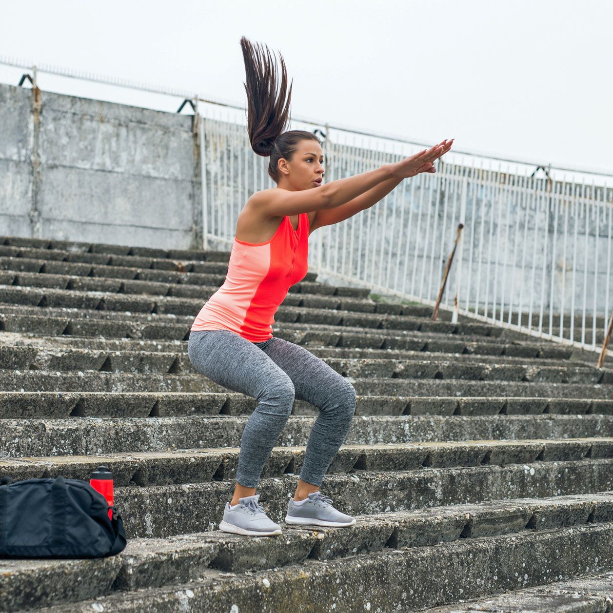 Jumping Squats beanspruchen die Bein- und Pomuskulatur sowie die Koordination