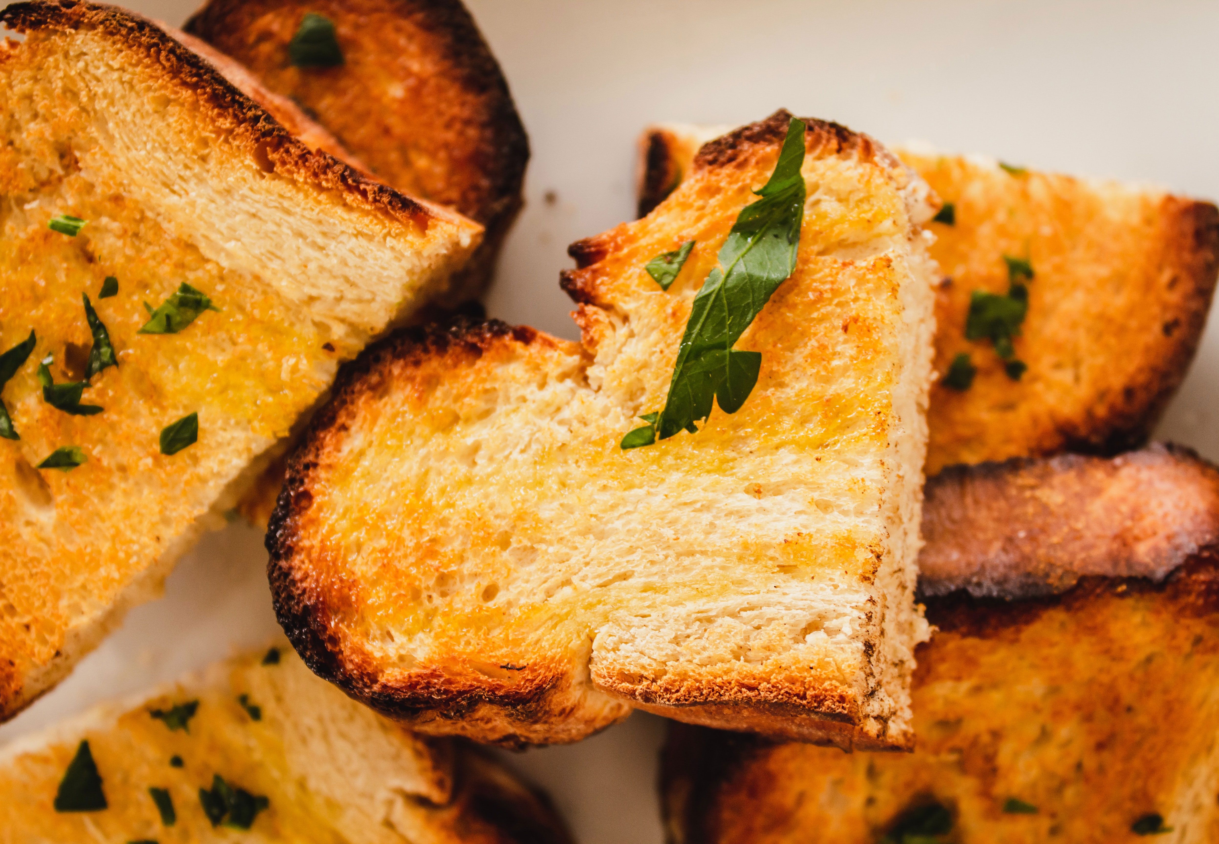 Altes Baguette verwerten: Brotchips selber backen