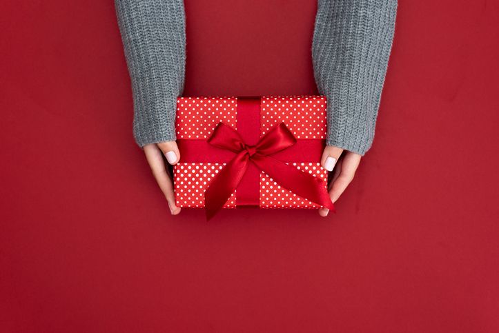 Schnelle Lösung: Packt Geschenke zur Rubinhochzeit einfach rot ein.