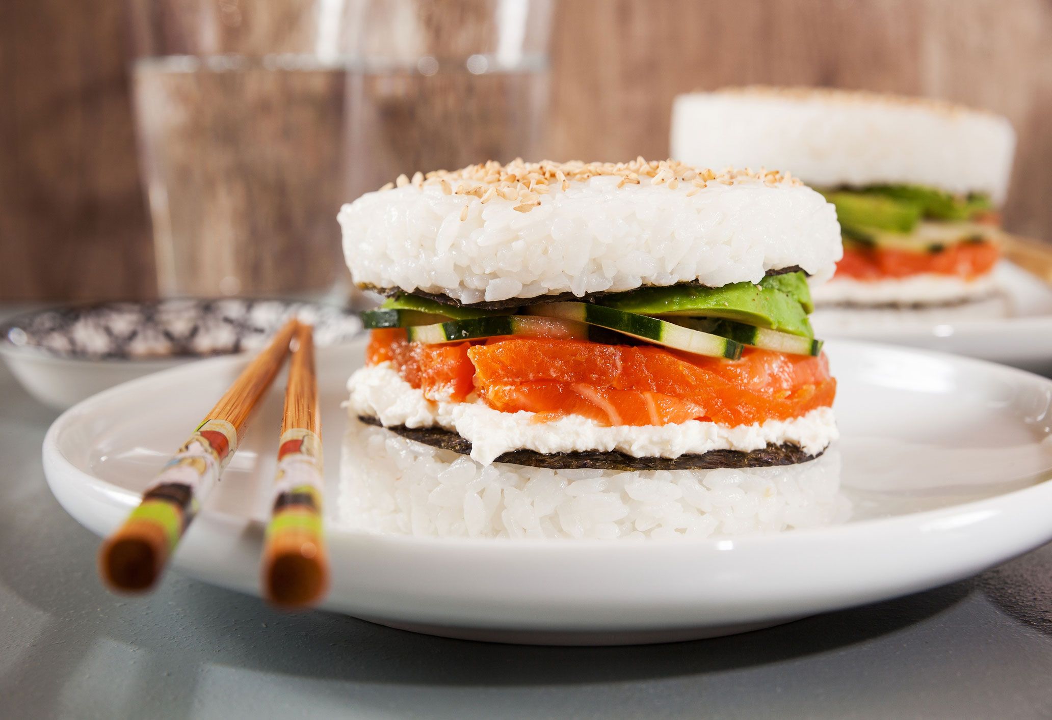 Sushi-Burger könnt ihr mit fertigen Reiswaffeln zubereiten