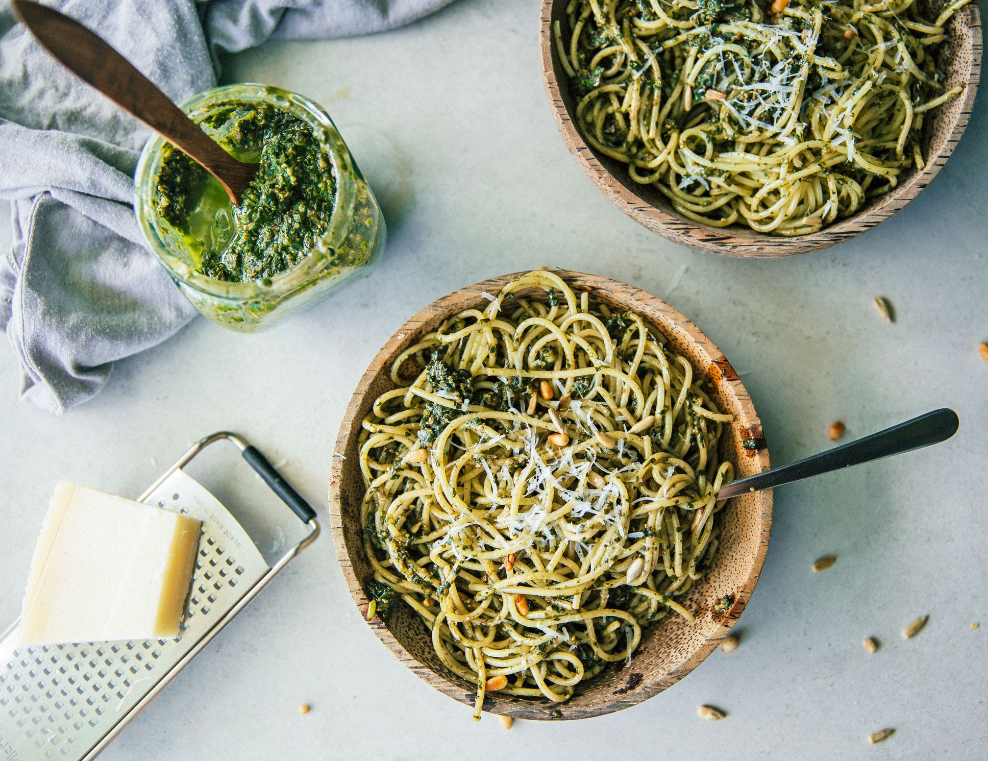 Klassisch wird frisches Pesto zu Pasta gegessen Klassisch wird frisches Pesto zu Pasta gegessen