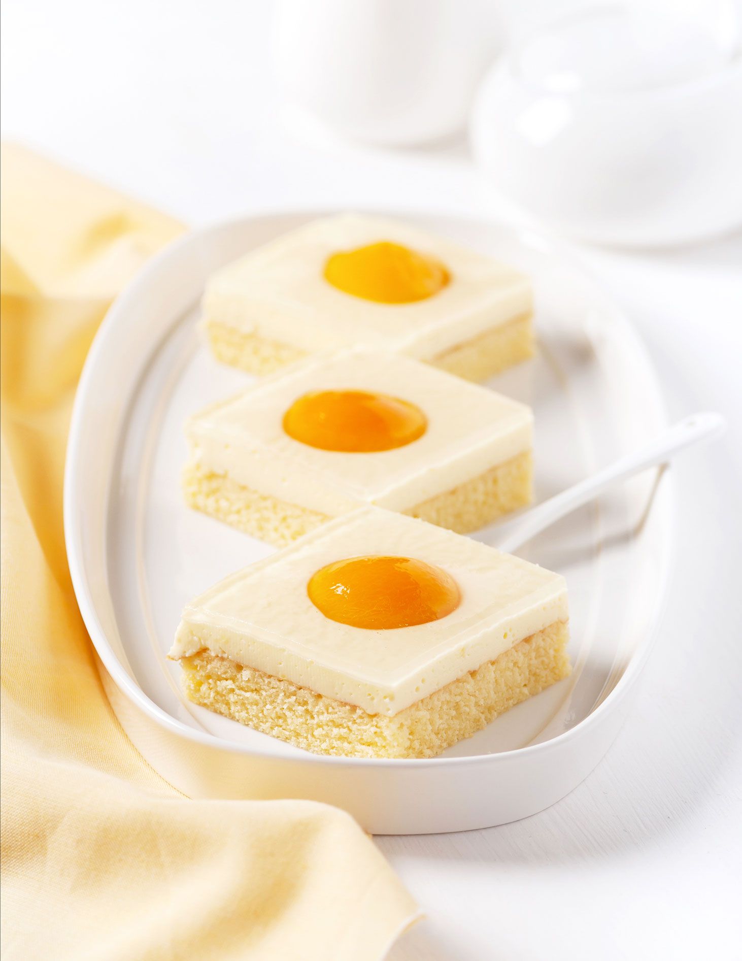 Osterkuchen backen: Spiegeleikuchen mit Aprikosen Osterkuchen backen: Spiegeleikuchen mit Aprikosen