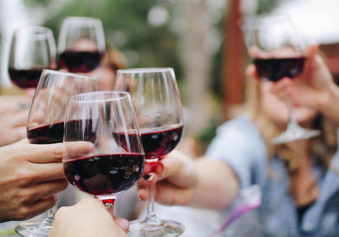 Eine private Weinprobe mit Freunden lässt euch zuhause fühlen wie im Frankreichurlaub