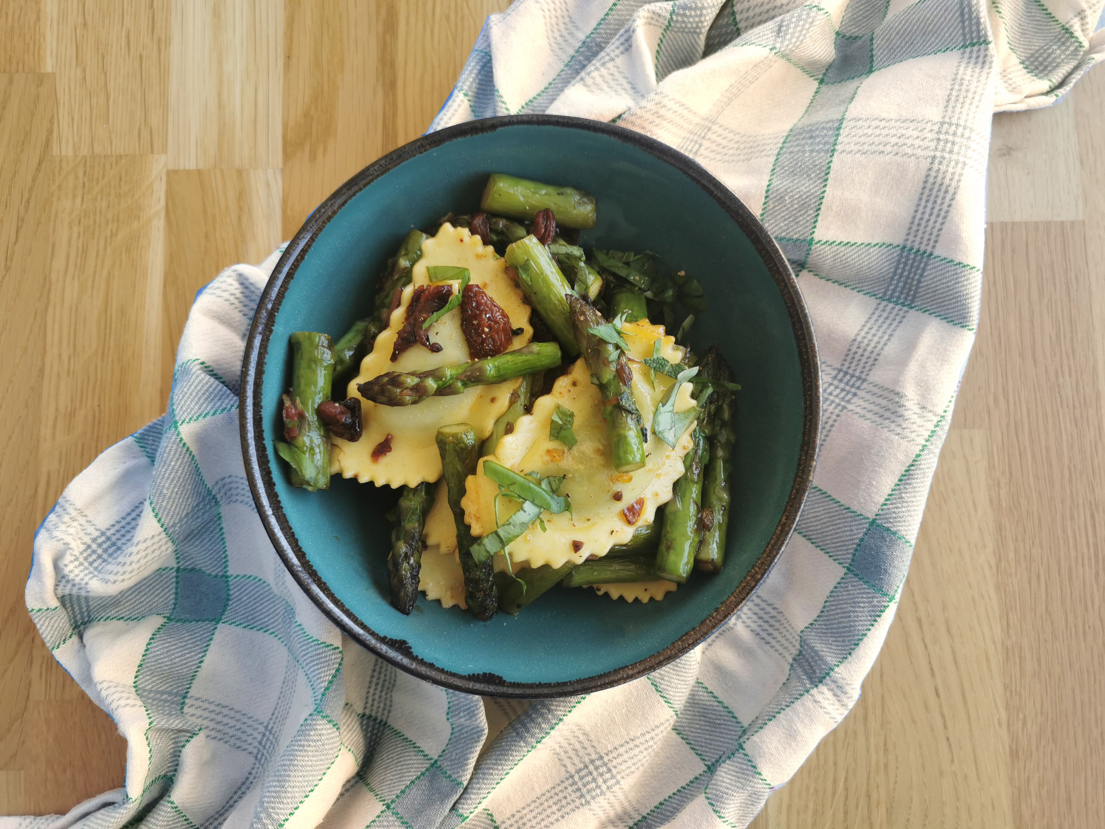 Ravioli-Pfanne mit grünem Spargel