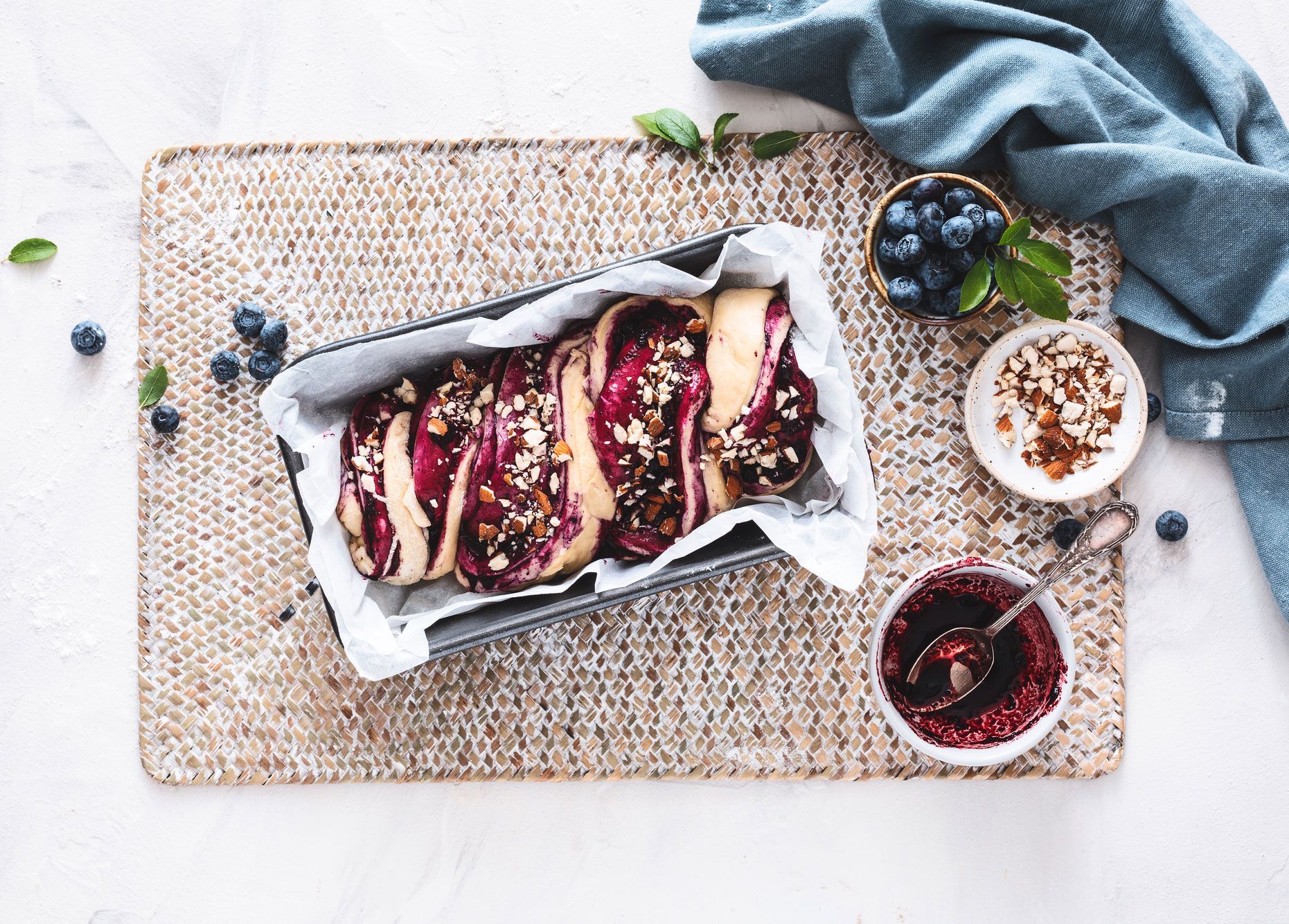 Babka nach Wunsch mit Nüssen oder Mandeln bestreuen