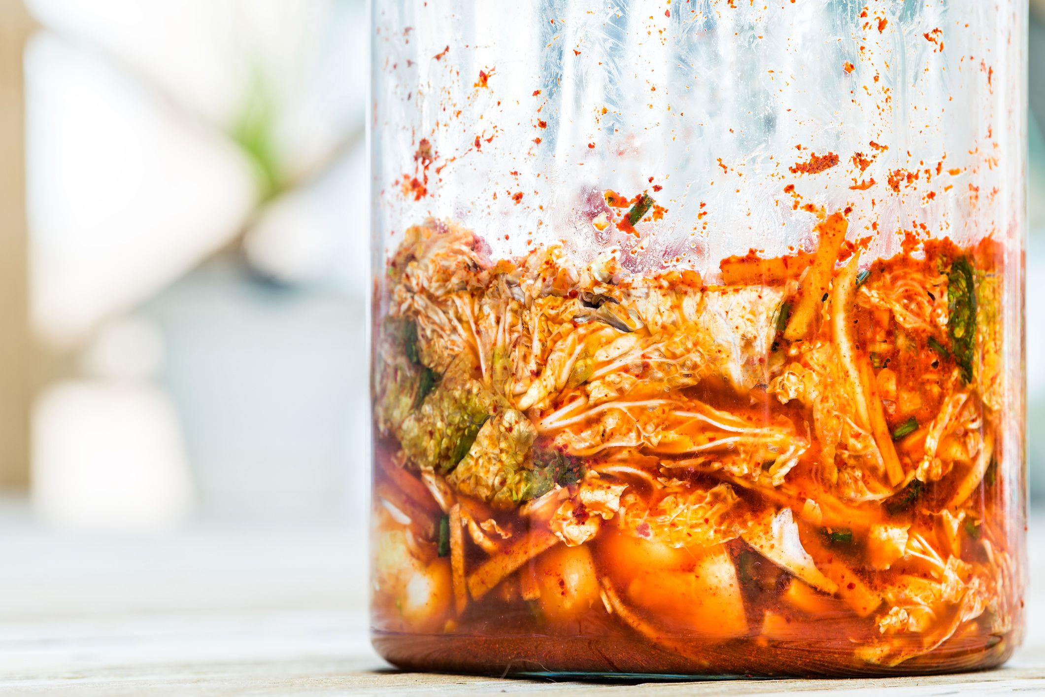 Kimchi mit einem Kartoffelstampfer pressen Kimchi mit einem Kartoffelstampfer pressen