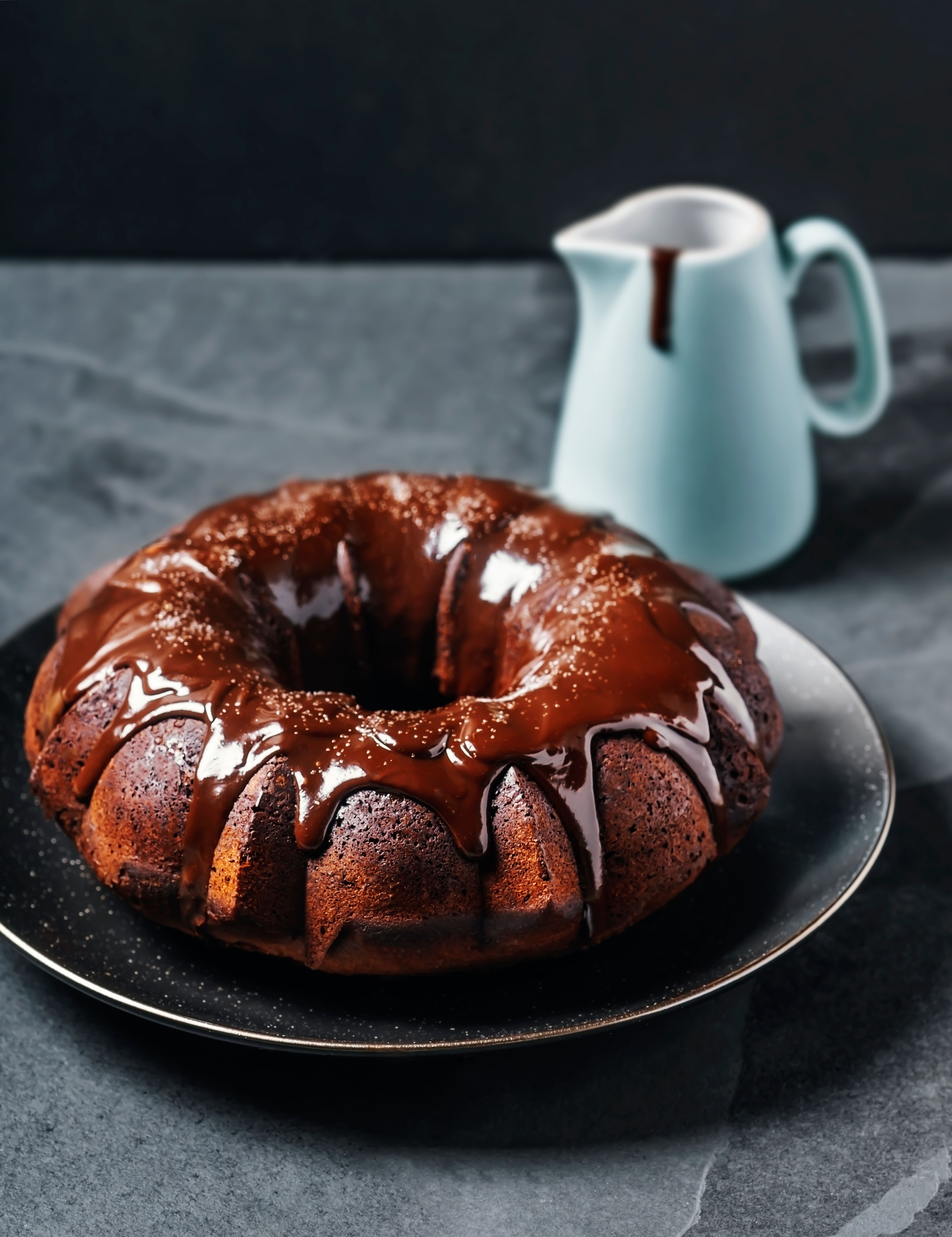 Schokoladen-Nusskuchen mit Schokolade verzieren