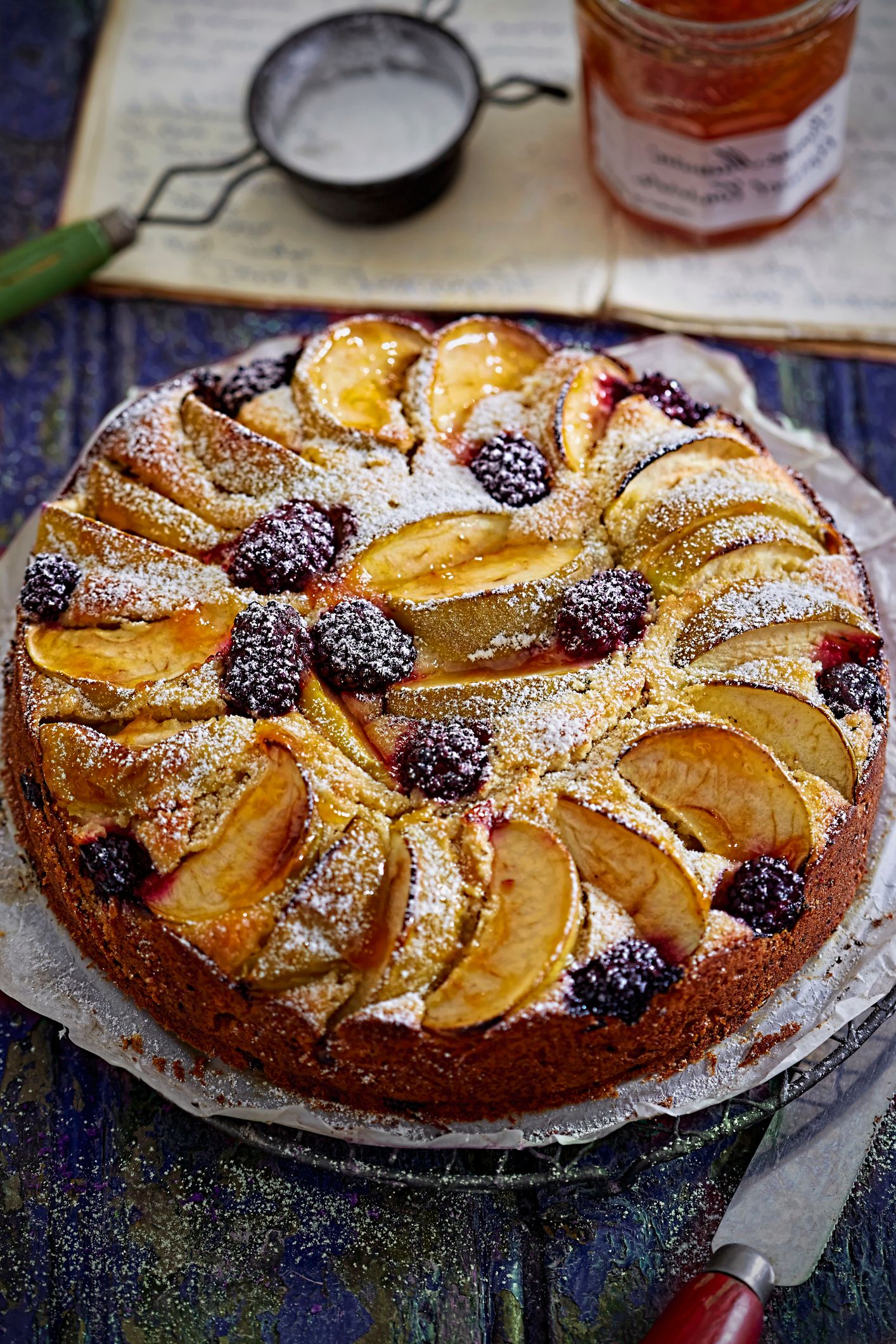 Apfelkuchen ohne Mehl mit Brombeeren verfeinern