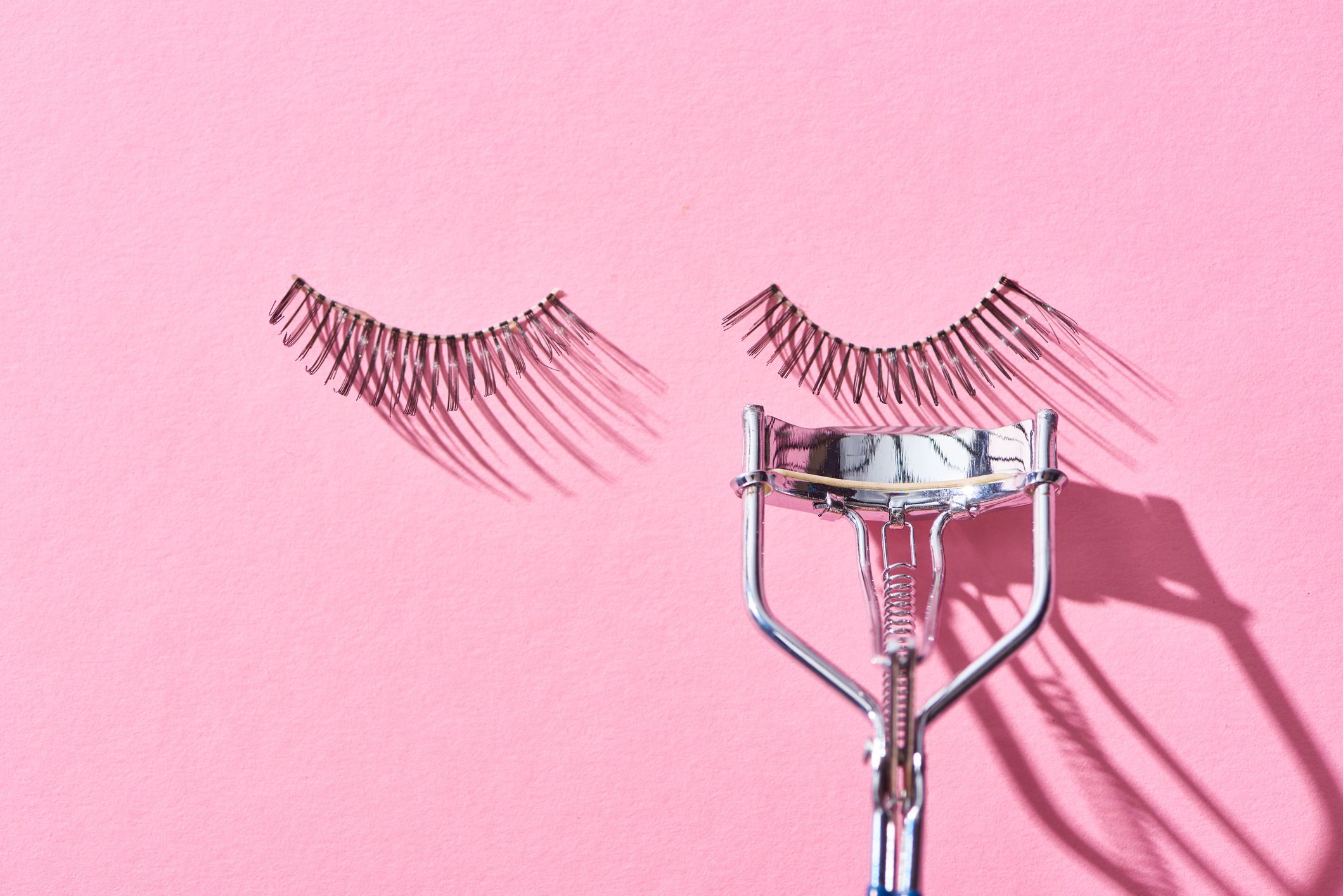 Eigene Wimpern nach oben biegen, bevor die magnetischen Wimpern angebracht werden Eigene Wimpern nach oben biegen, bevor die magnetischen Wimpern angebracht werden
