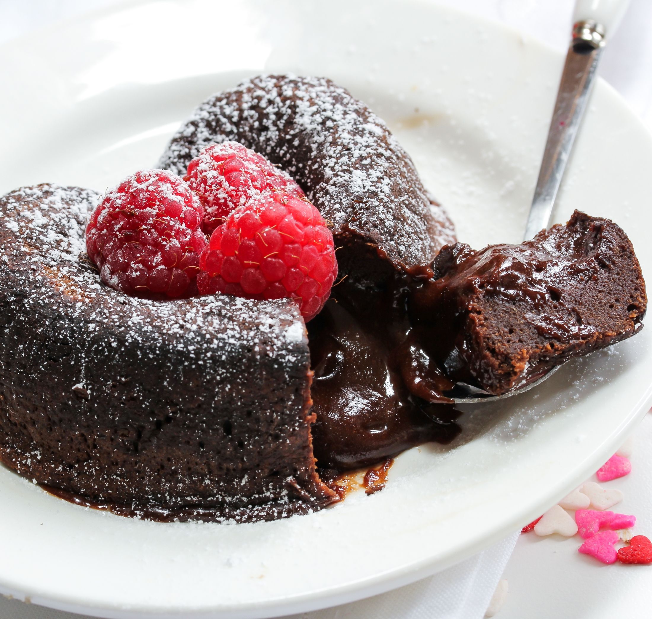 Lava Cake mit frischen Himbeeren toppen