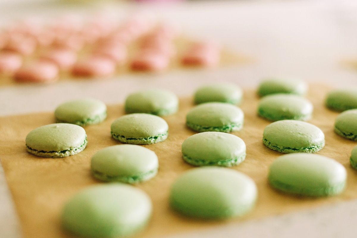 Selbstgemachte Macarons nach dem Backen