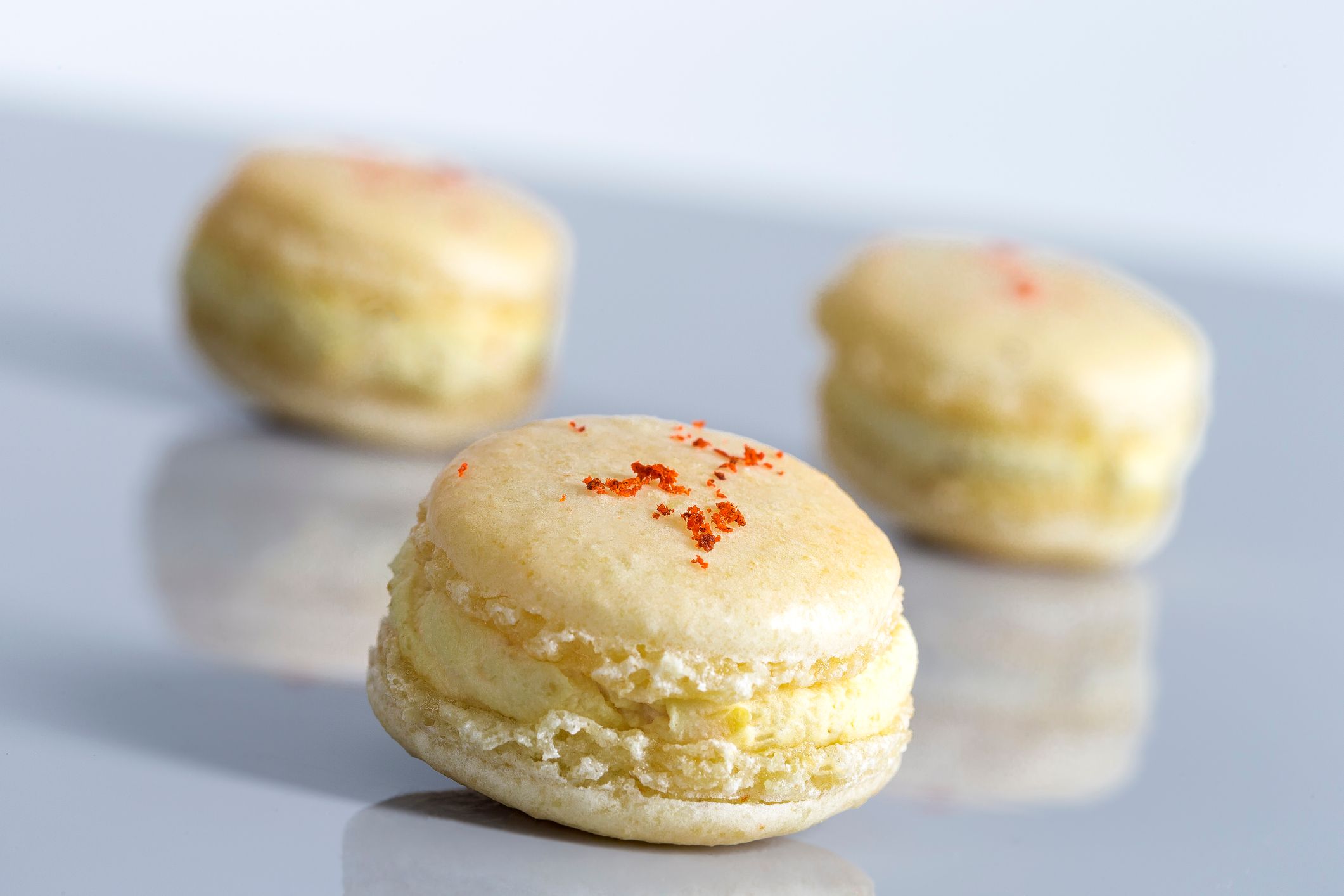 Herzhafte Macarons mit Frischkäse oder Ziegenkäse füllen