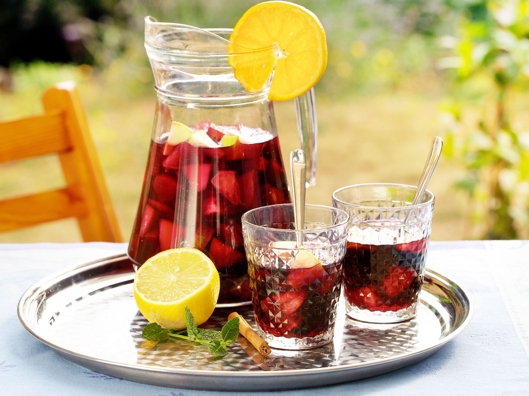 Rote Sangria wird mit Rotwein gemacht