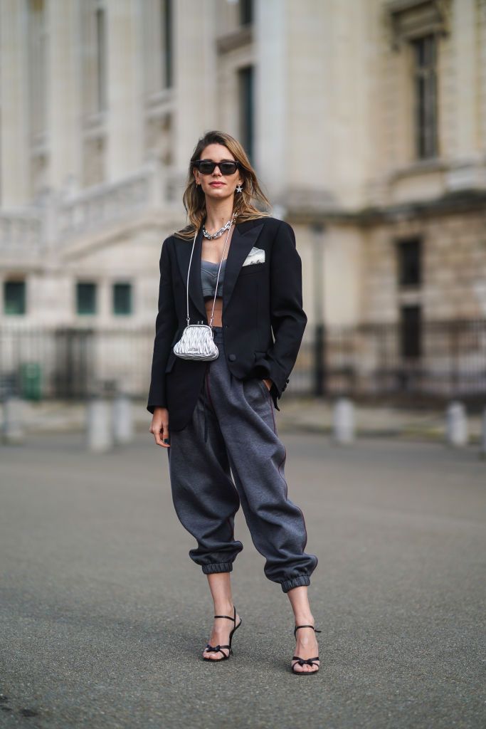 Super schick: Die Kombi aus bequemer Jogginhose und eleganten High Heels Super schick: Die Kombi aus bequemer Jogginhose und eleganten High Heels