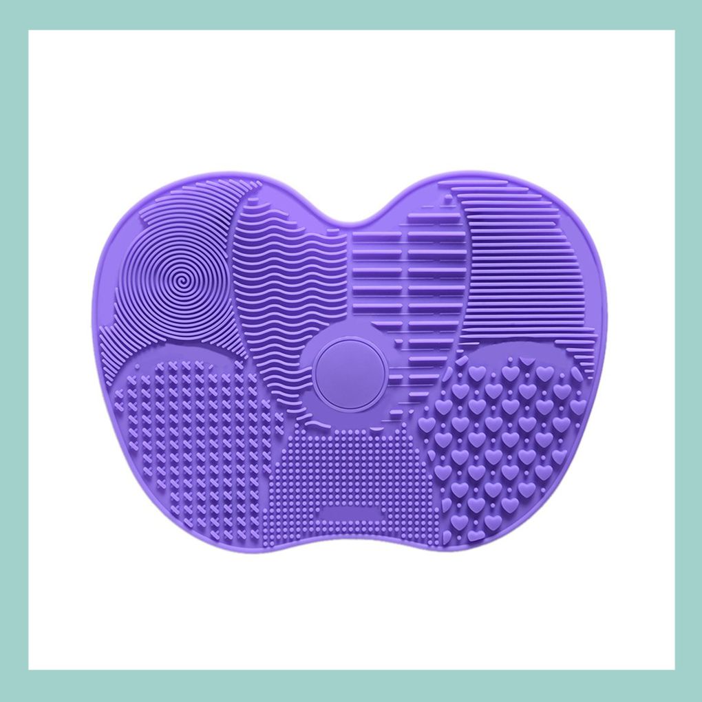 Mit einem genoppten Schwamm lässt sich die Farbe aus den Borsten besser entfernen. Mit einem genoppten Schwamm lässt sich die Farbe aus den Borsten besser entfernen.