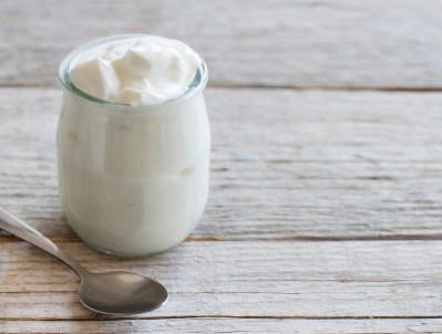 150 g Naturjoghurt (1,5 % Fett) hat 75 kcal.