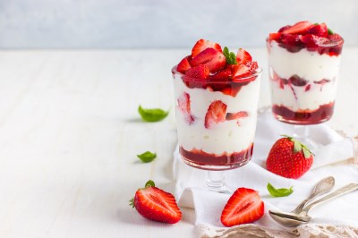 Nature-Joghurt mit Erdbeeren
