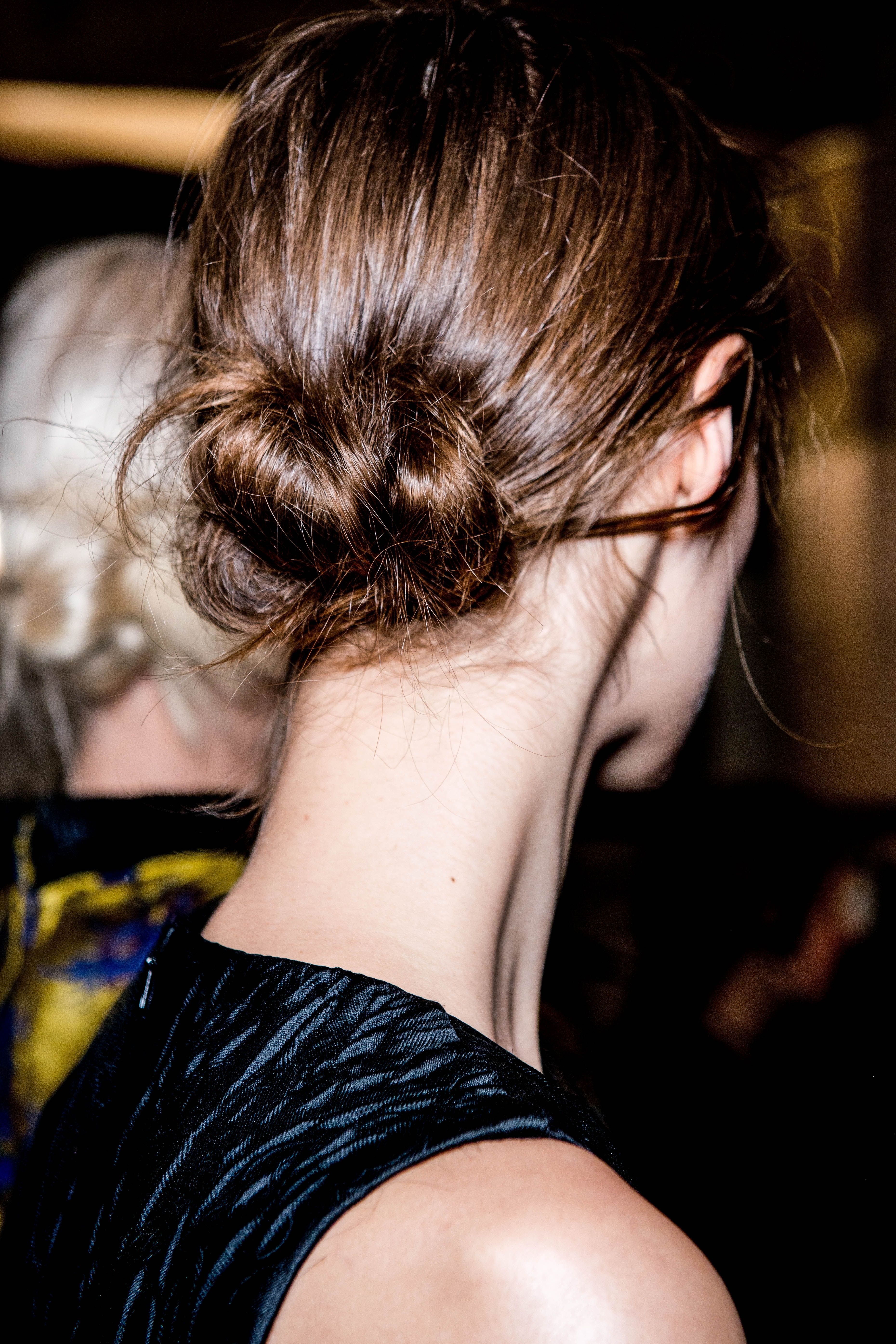 Undone-Look mit Dutt Undone-Look mit Dutt