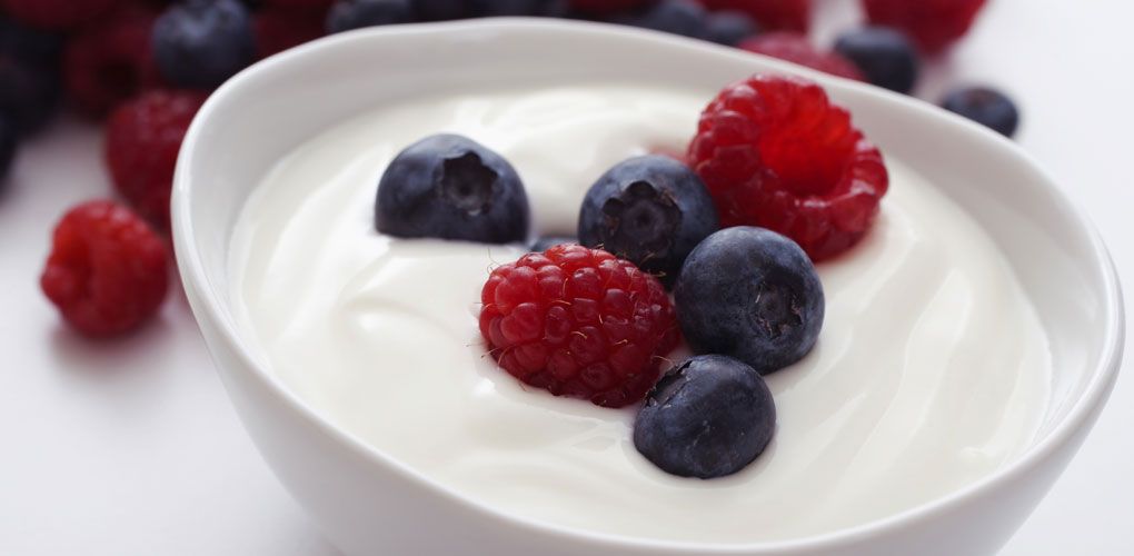 Lebensmittel zum Abnehmen: Naturjoghurt und Obst