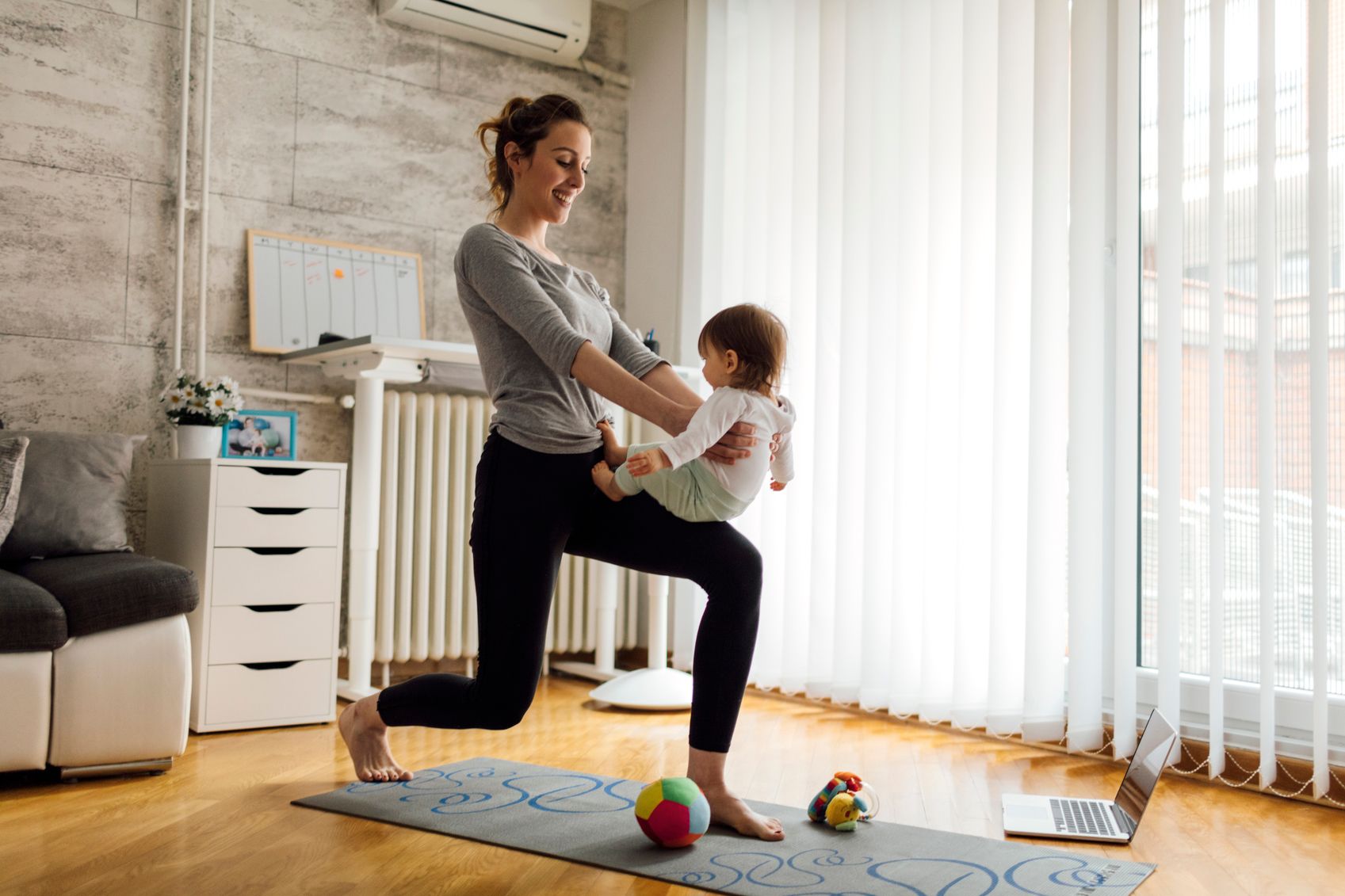 Lunges mit dem Baby