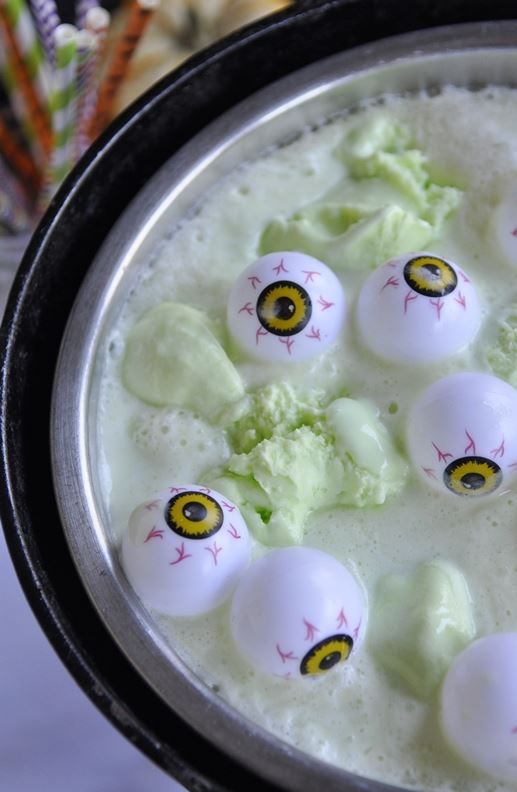 Halloween-Cocktail: Augen-Bowle