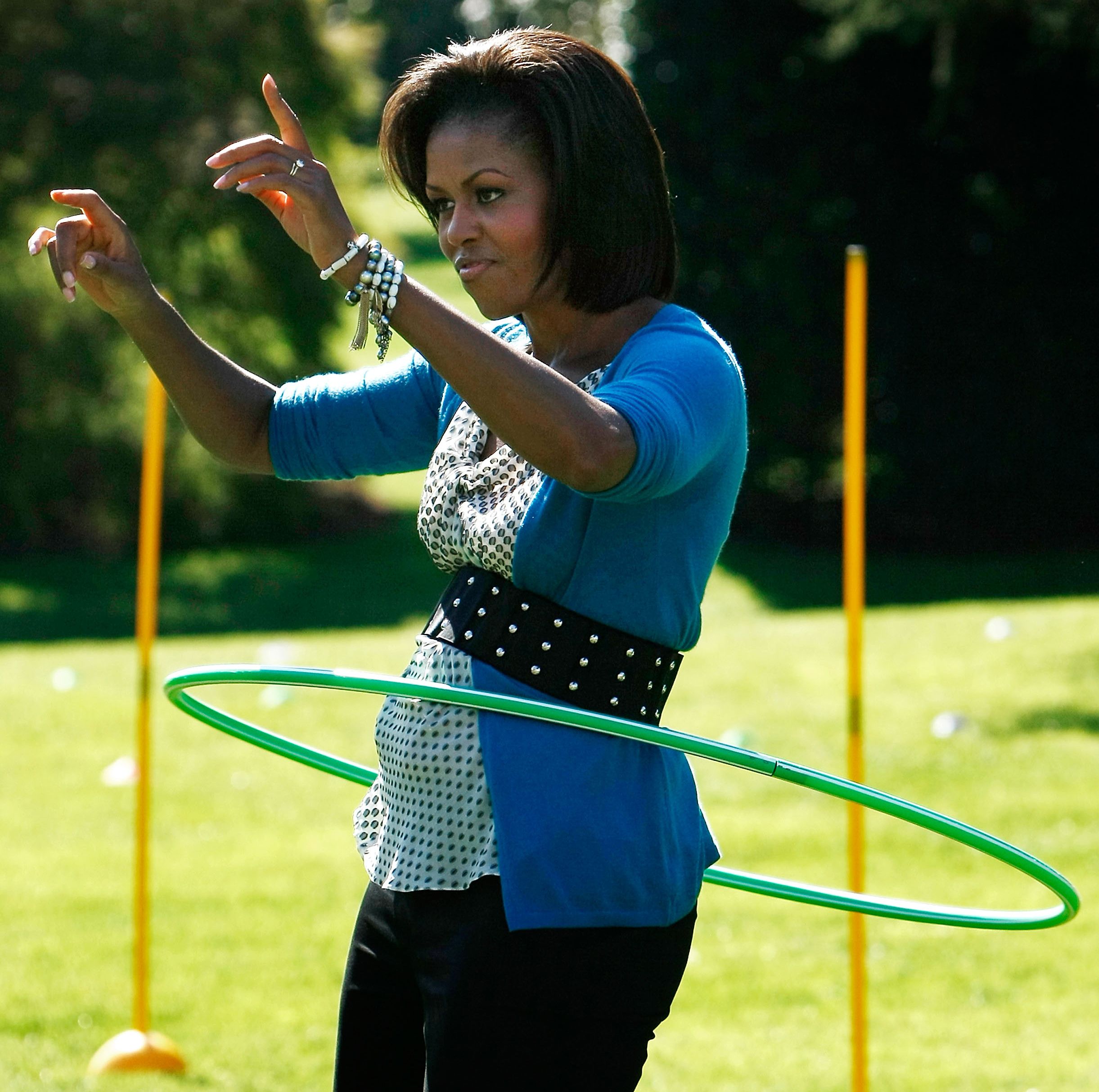 Hula Hoop Training: Die ehemalige US-First Lady Michelle Obama zeigt, wie es geht.