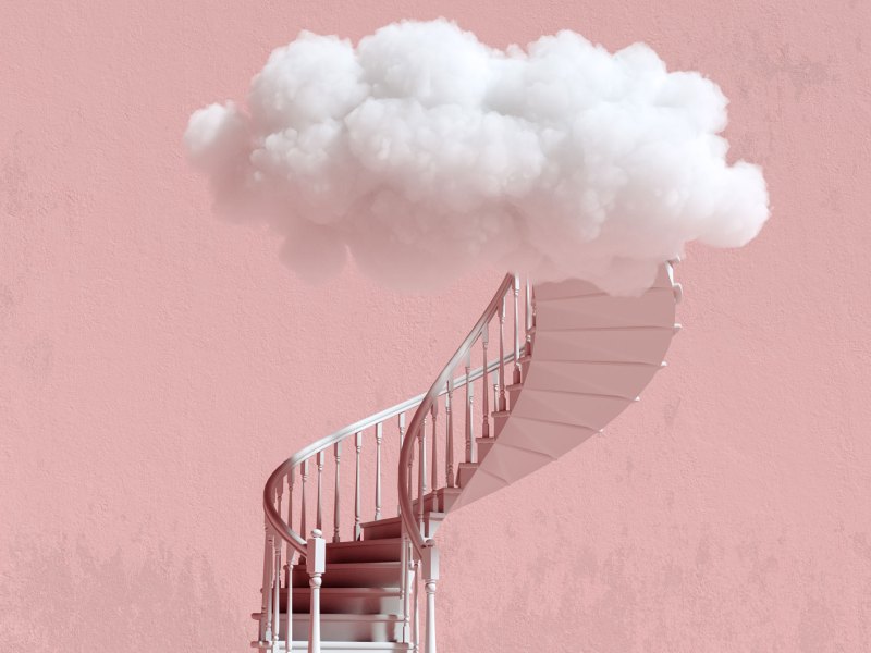 Treppe in eine Wolke vor einem rosa Hintergrund