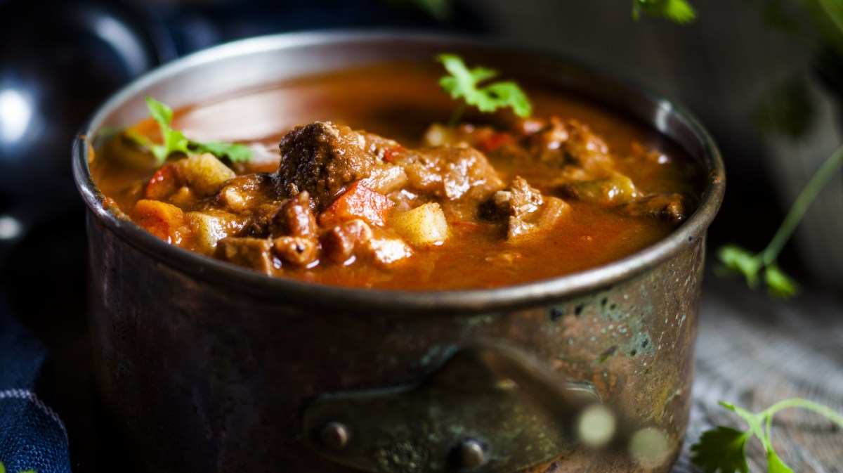 Hamburger Suppe mit Tiefkühlgemüse in einem Topf.