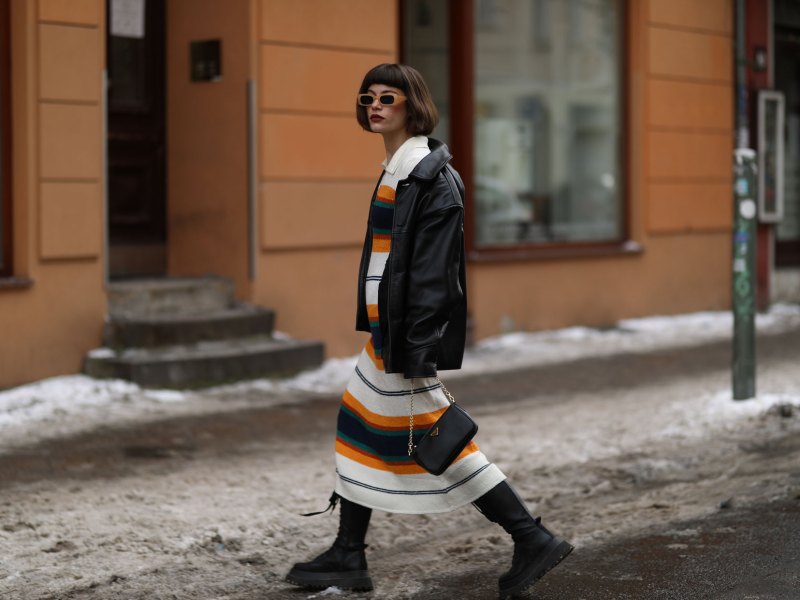 Strickkleid kombiniert mit warmer Jacke und coolen Winter-Boots.