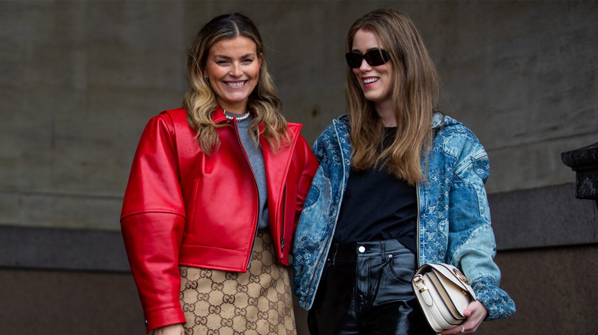 Mode-Bloggerinnen, mit roter und blauer Jacke