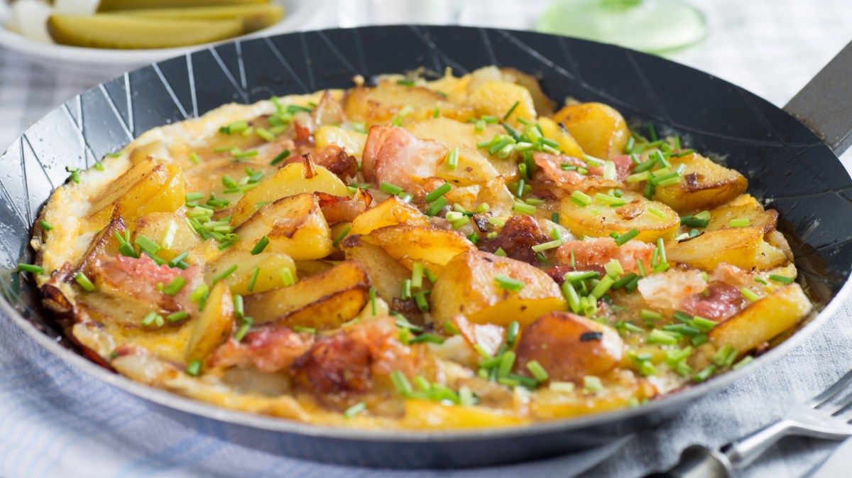 Bauernfrühstück mit Kartoffeln, Speck und Ei.