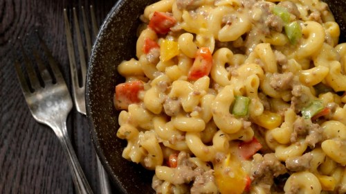 Schnelle Cheeseburger-Nudelpfanne mit Hackfleisch und Schmelzkäse – so ...