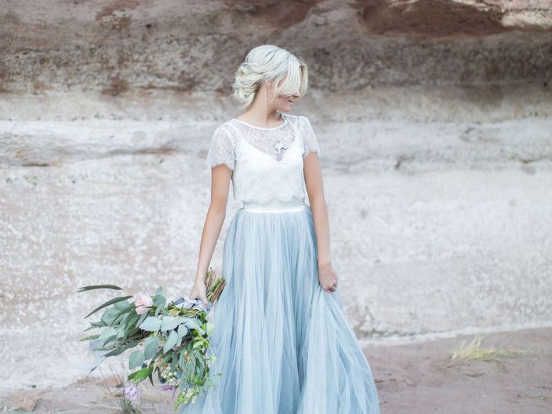 Brautkleider mit farbigem Tüllrock sind modern